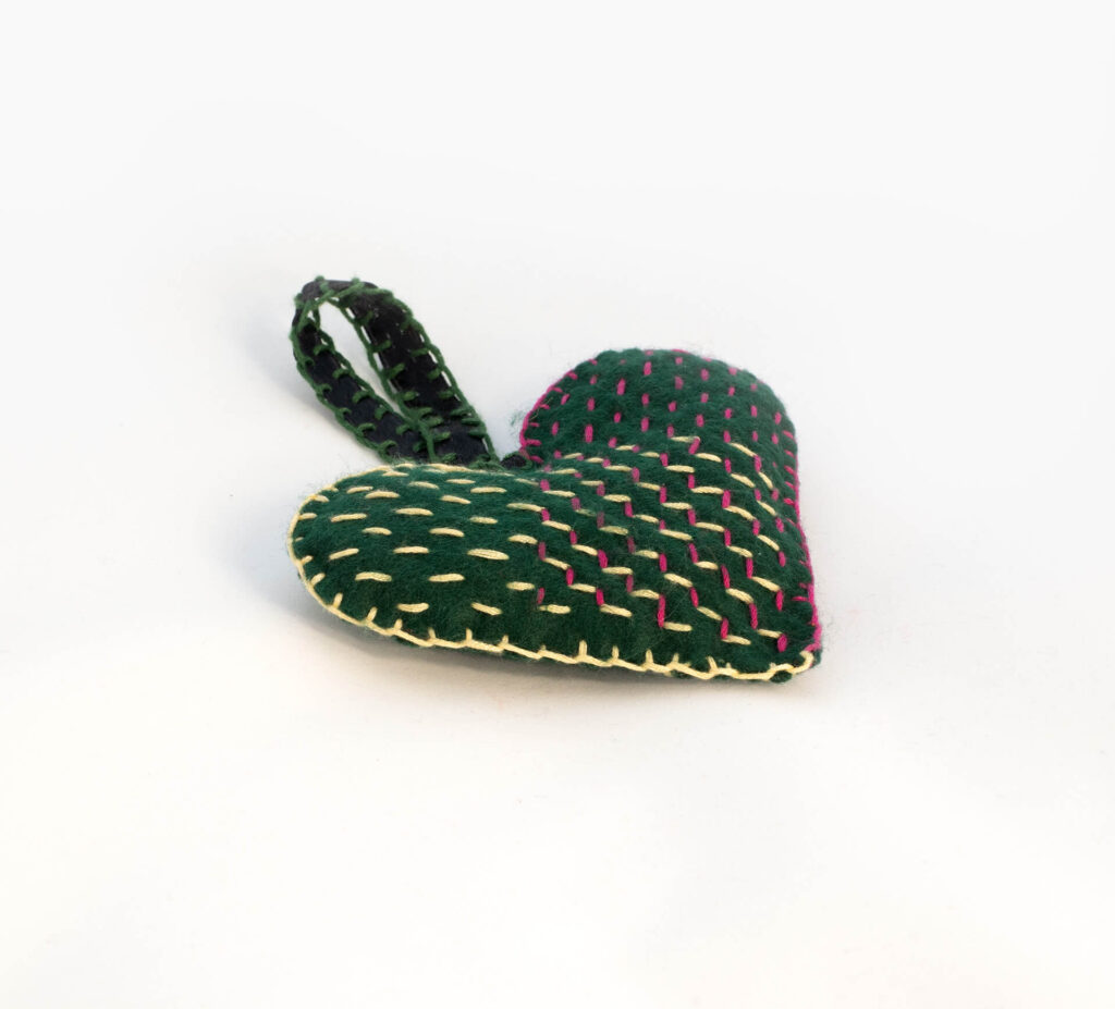 broderat hjärtformat julgranshänge