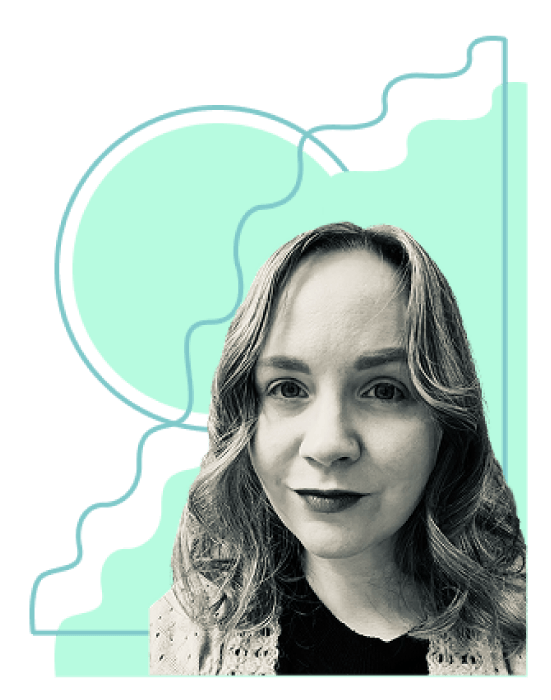 En svartvit bild på Susanne med abstrakta organiska former bakom